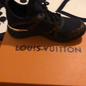 Louis Vuitton 2018 black sneakers w LV logo